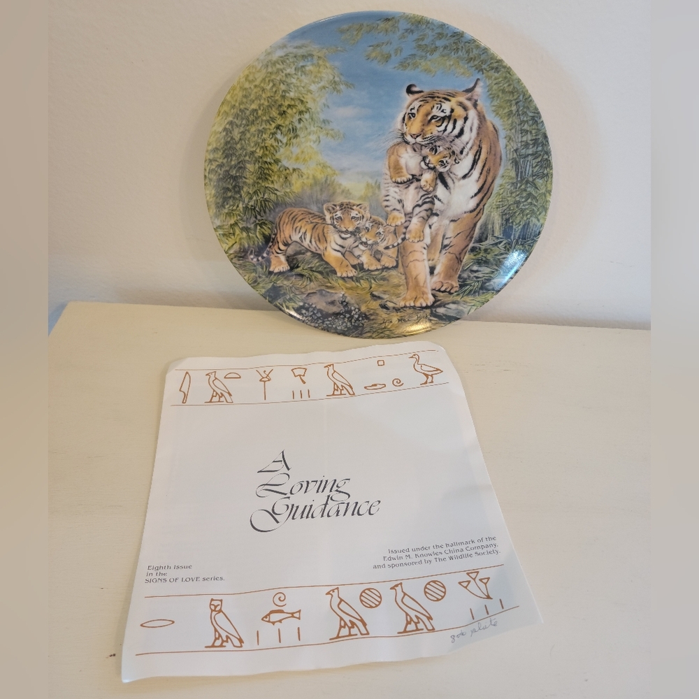 A Loving Guidance Decorative Plate with Tiger Family Design